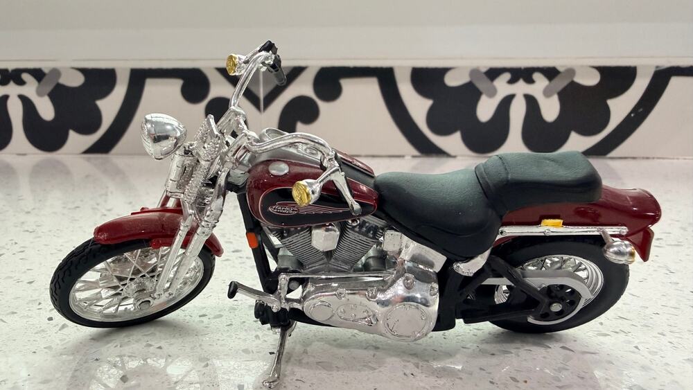 Maisto 1999 Harley-Davidson FXSTS Springer Softail 1:18 Diecast Maroon